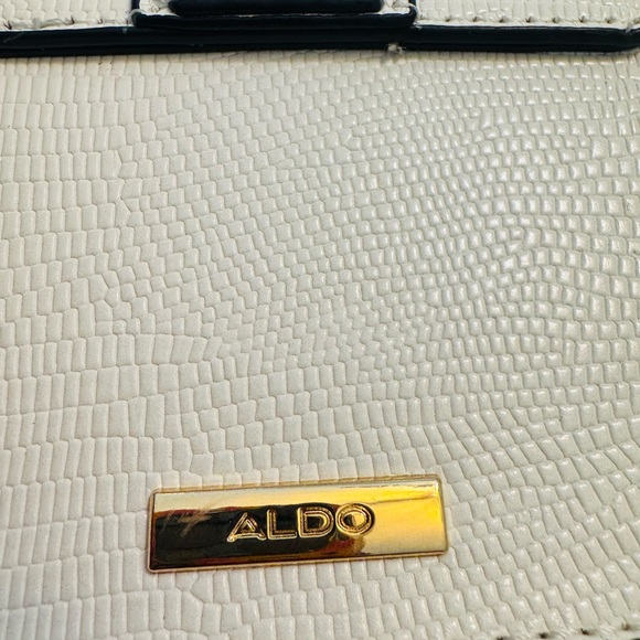 Elegant White Handbag with Gold Chain Handle - Picture 10 of 10